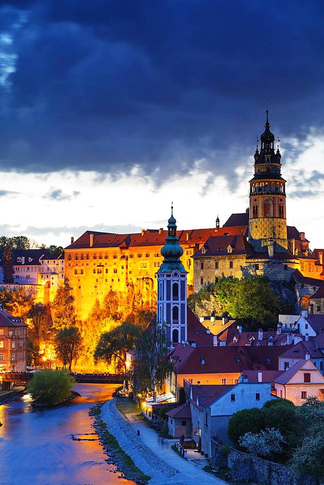 Cesky Krumlov Castle dating back to 1240, Cesky Krumlov, UNESCO World Heritage Site, South Bohemia, Czech Republic, Europe