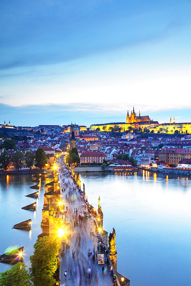 Charles Bridge, Prague Castle and St. Vitus Cathedral, Prague, UNESCO World Heritage Site, Bohemia, Czech Republic, Europe