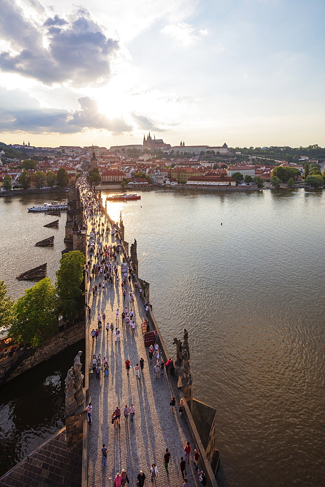 Charles Bridge, Prague Castle and St. Vitus Cathedral, Prague, UNESCO World Heritage Site, Bohemia, Czech Republic, Europe