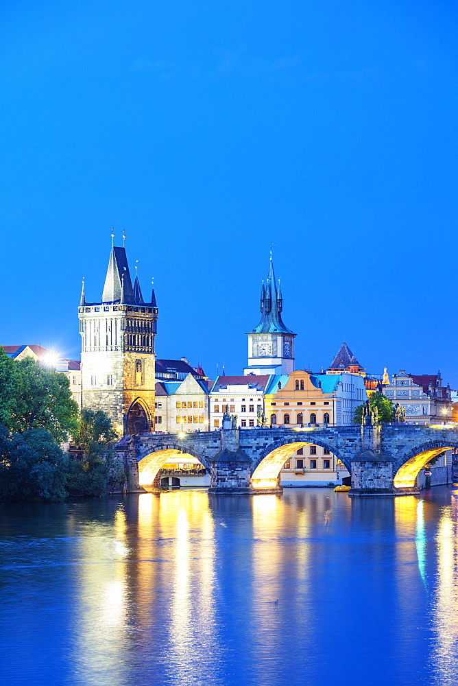 Charles Bridge on the Vltava River, Prague, UNESCO World Heritage Site, Bohemia, Czech Republic, Europe