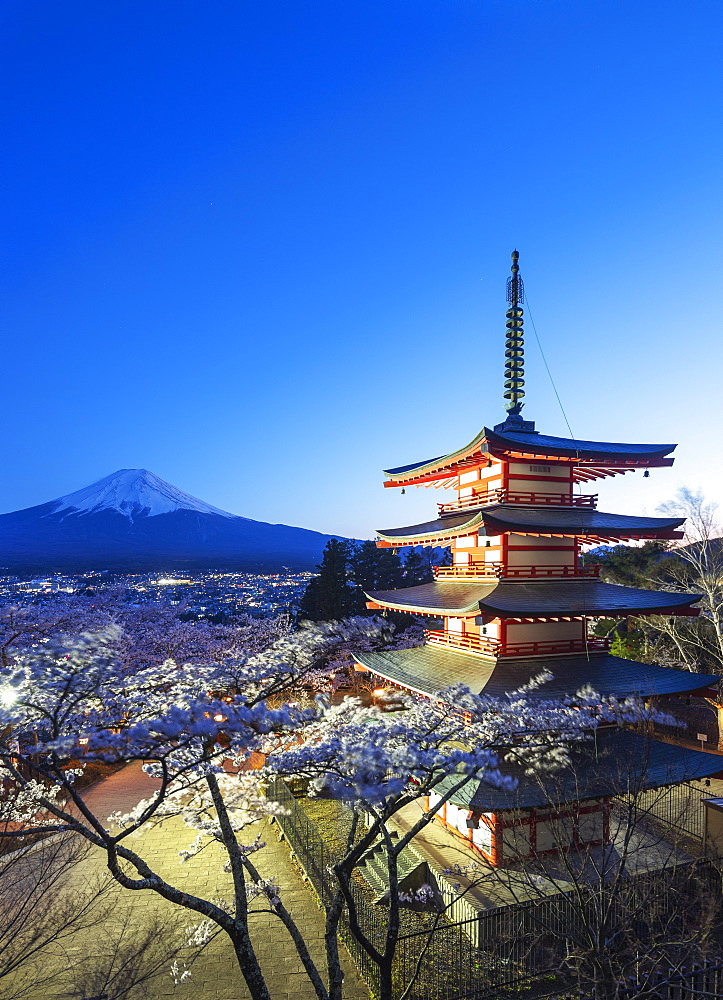 Cherry blossom at Chureito Pagoda in Arakurayama Sengen Park, and Mount Fuji, 3776m, UNESCO World Heritage Site, Yamanashi Prefecture, Honshu, Japan, Asia