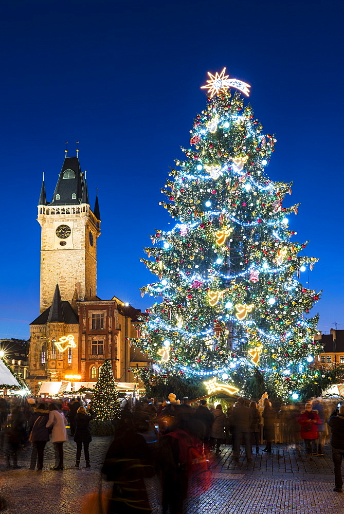 Christmas Market at Old Town Square, including Christmas tree and Gothic Town Hall, Old Town, UNESCO World Heritage Site, Prague, Czech Republic, Europe