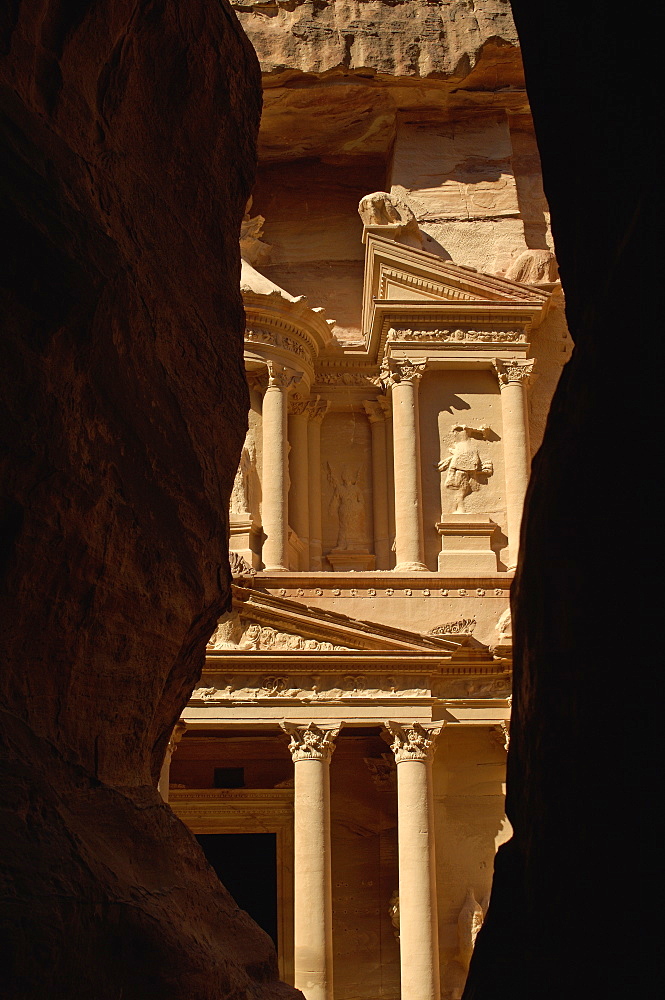 The Treasury building (Al Khazneh) (El Khazneh) (Al Khazna) at the end of the Siq, Petra, UNESCO World Heritage Site, Jordan, Middle East