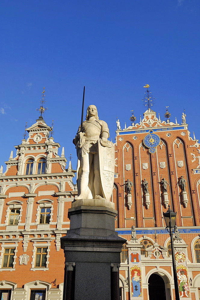 Statue of Roland in front of the House of the Blackheads (Melngalvju Nams), Town Hall Square (Ratslaukums), Riga, Latvia, Baltic States, Europe