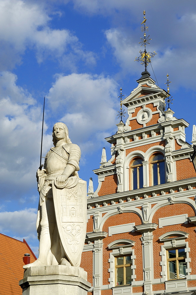 Statue of Roland in front of the House of the Blackheads, melngalvju nams, Town Hall Square, Ratslaukums, Riga, Latvia, Baltic States, Europe