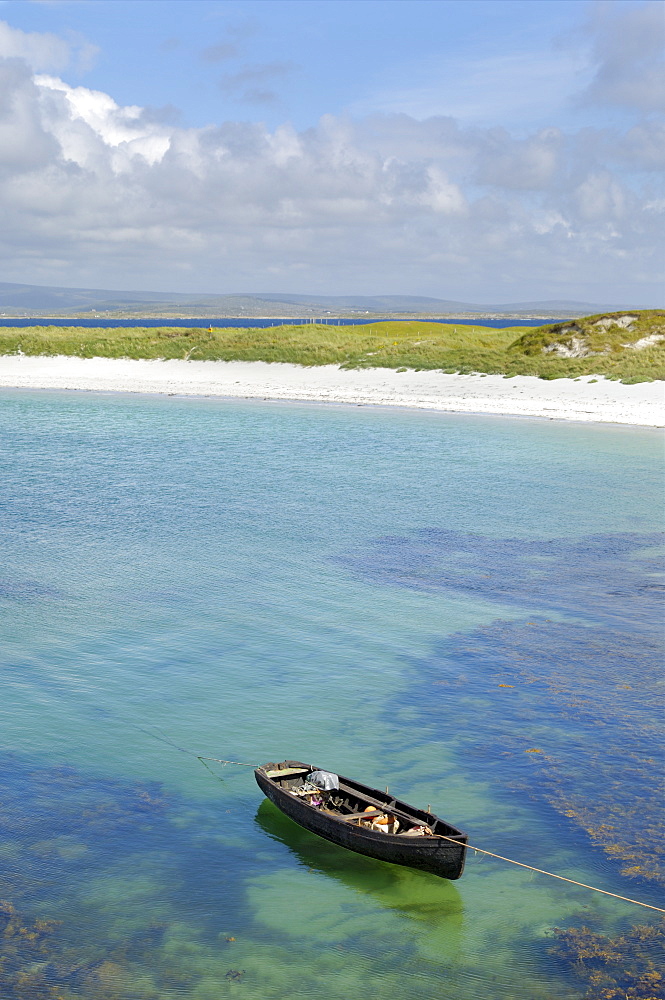 Fishing boat at Dogs Bay, Connemara, County Galway, Connacht, Republic of Ireland (Eire), Europe