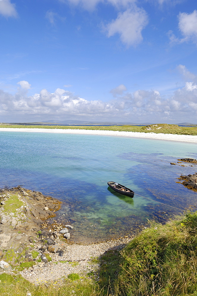 Fishing boat at Dogs Bay, Connemara, County Galway, Connacht, Republic of Ireland, Europe