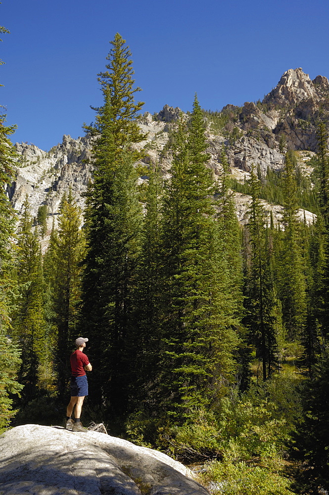 Admiring the view, Sawtooth Mountains, Sawtooth Wilderness, Sawtooth National Recreation Area, Rocky Mountains, Idaho, United States of America, North America