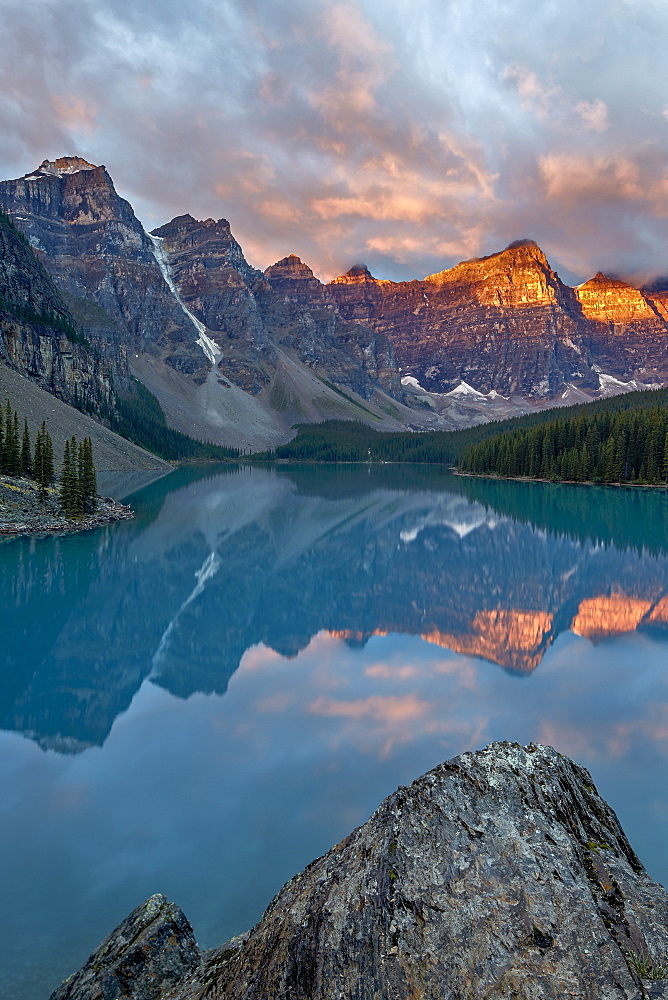 Moraine Lake at sunrise with pink clouds, Banff National Park, UNESCO World Heritage Site, Alberta, Rocky Mountains, Canada, North America