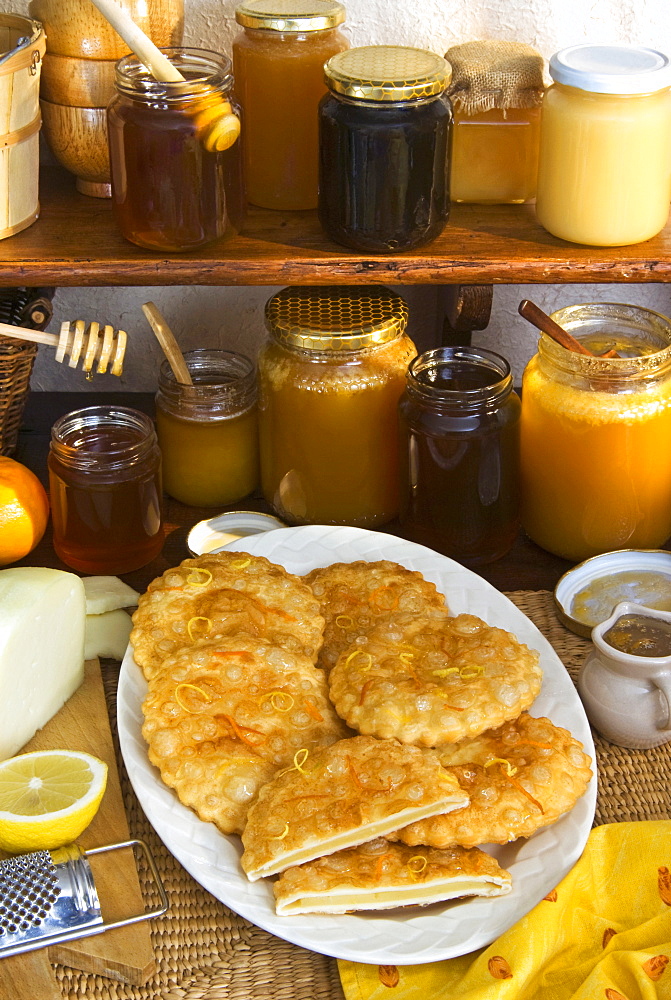 Sebadas (Seadas), Sardinian sweet fritters filled with pecorino cheese and covered with honey, Sardinia, Italy, Europe