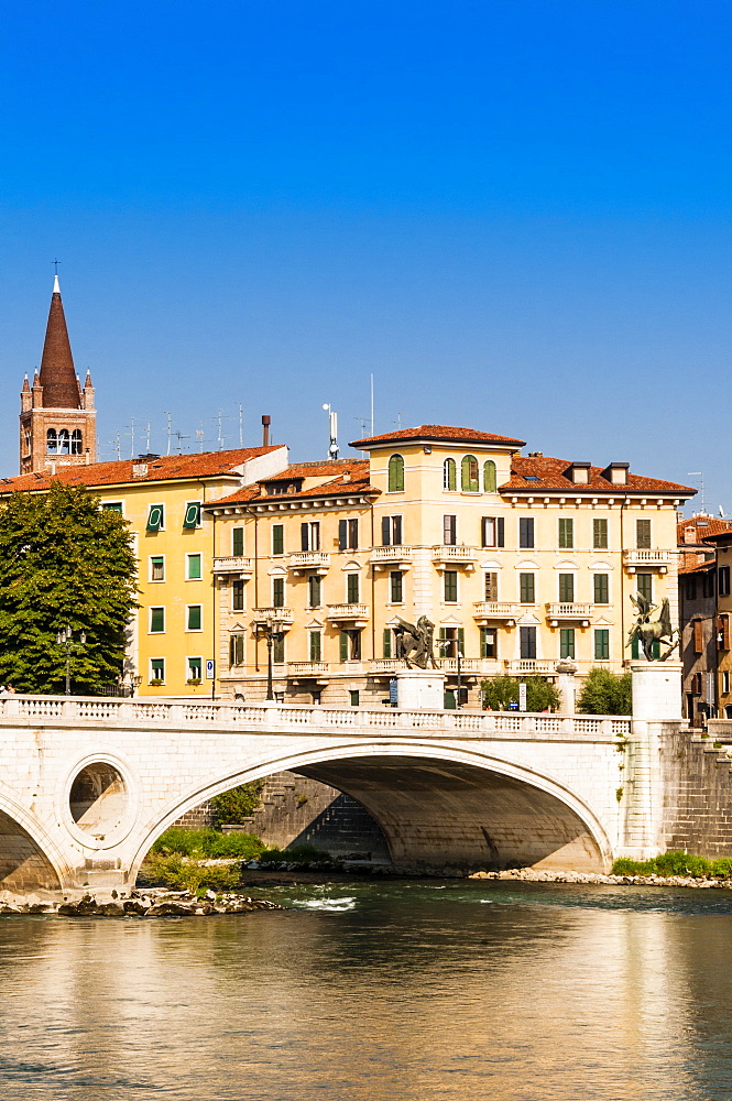 Ponte Vittoria, River Adige, Verona, UNESCO World Heritage Site, Veneto, Italy, Europe