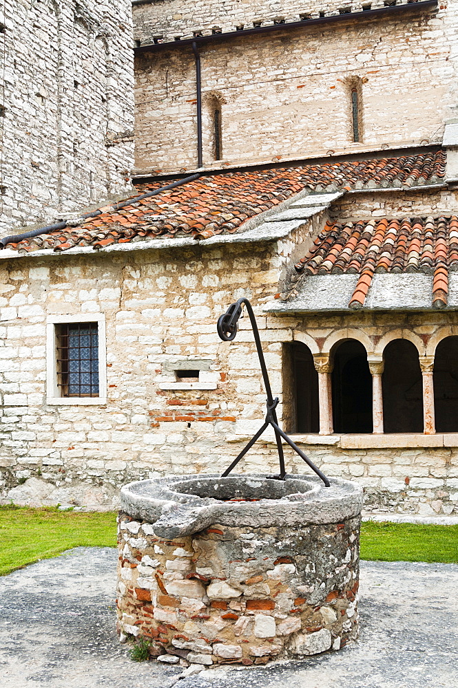 Cloister of Pieve di San Giorgio di Valpolicella or Ingannapoltron, San Giorgio di Valpolicella, Verona province, Veneto, Italy, Europe