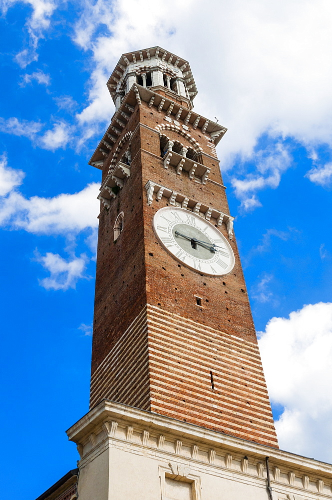 Torre dei Lamberti, Piazza delle Erbe, Verona, UNESCO World Heritage Site, Veneto, Italy, Europe