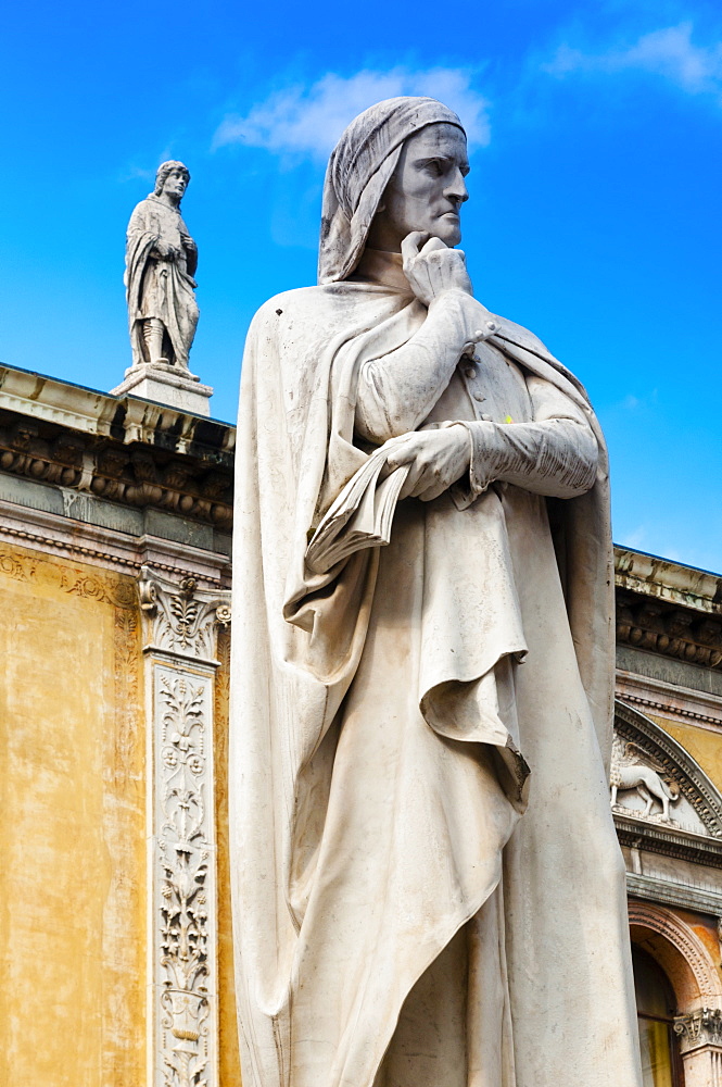 Statue of Dante Alighieri, Piazza dei Signori (Piazza Dante), Verona, UNESCO World Heritage Site, Veneto, Italy, Europe