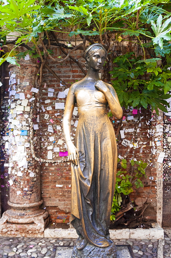 Statue of Juliet, Juliet's house, Verona, UNESCO World Heritage Site, Veneto, Italy, Europe