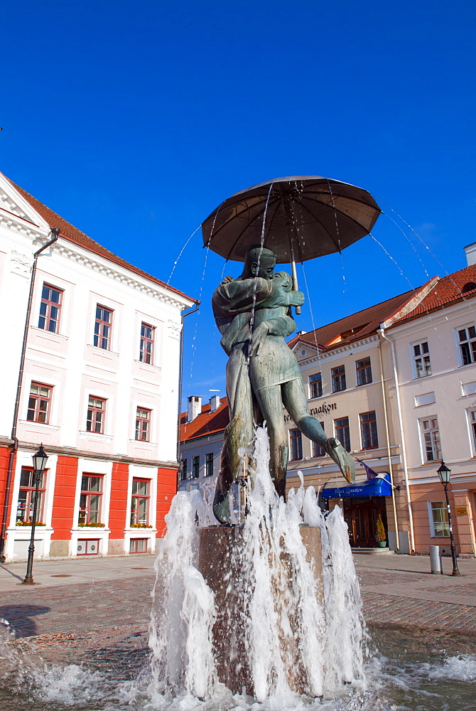 Statue of lovers (Suudlevad Tudengid), Town Hall Square (Raekoja Plats), Tartu, Estonia, Baltic States, Europe