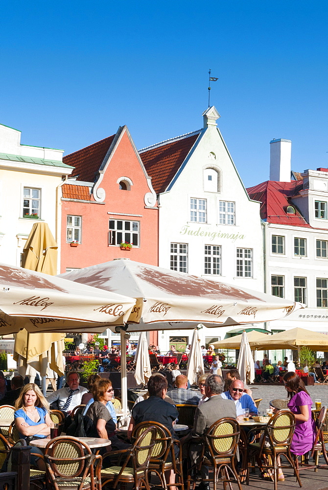 Raekoja Plats (Town Hall Square), Old Town of Tallinn, UNESCO World Heritage Site, Estonia, Baltic States, Europe