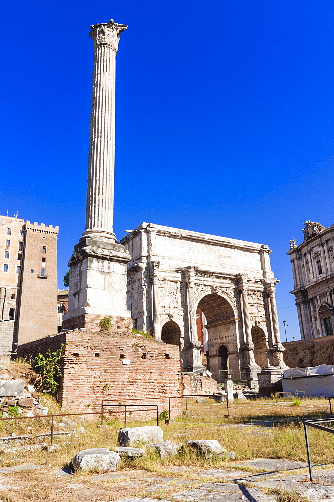 Column of Phocas, Arch of Septimius Severus, Roman Forum, UNESCO World Heritage Site, Rome, Lazio, Italy, Europe