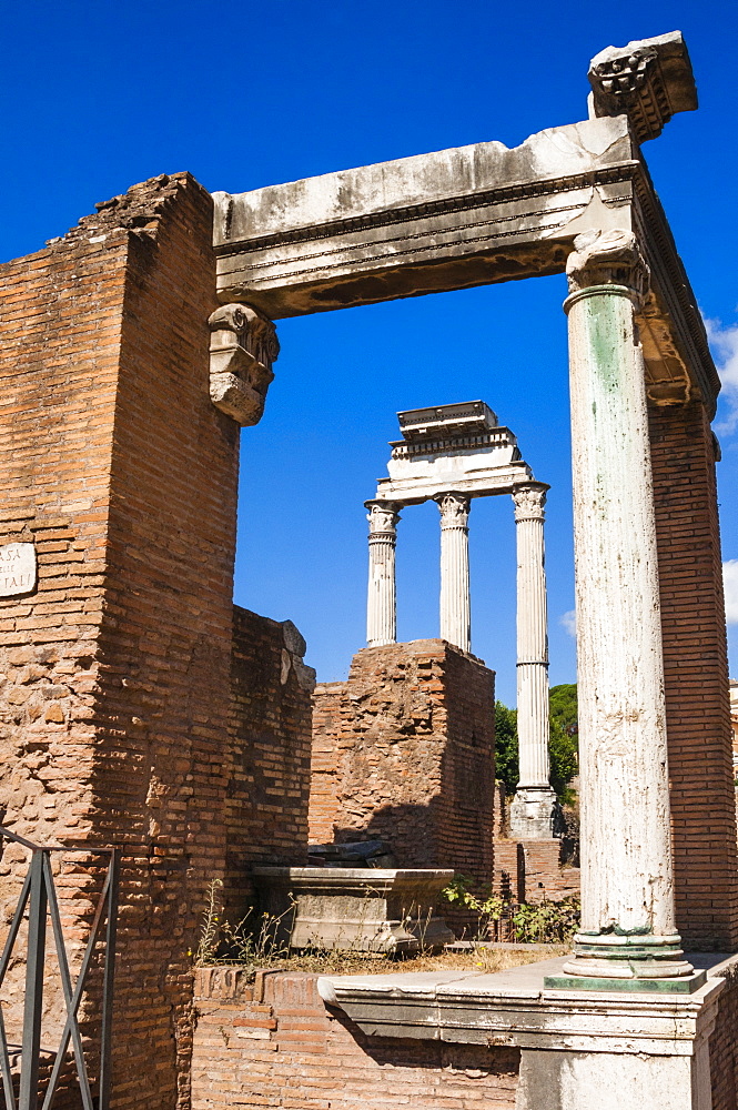 Temple of Castor and Pollux seen from House of the Vestal Virgins, Roman Forum, UNESCO World Heritage Site, Rome, Lazio, Italy, Europe