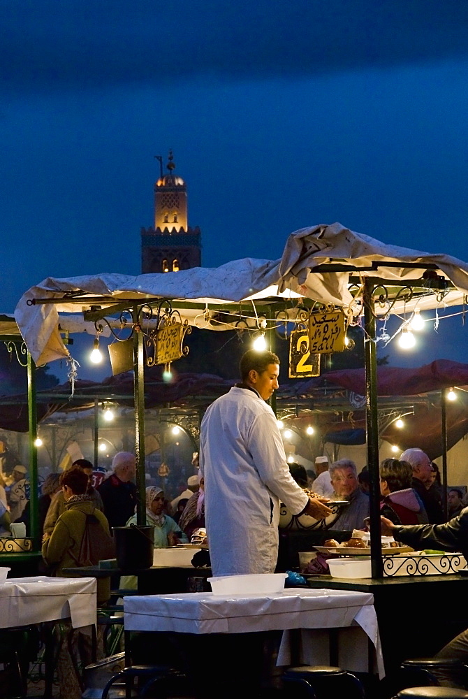 Cook selling food from his stall in the Djemaa el Fna, Place Jemaa El Fna (Djemaa El Fna), Marrakech (Marrakesh), Morocco, North Africa, Africa