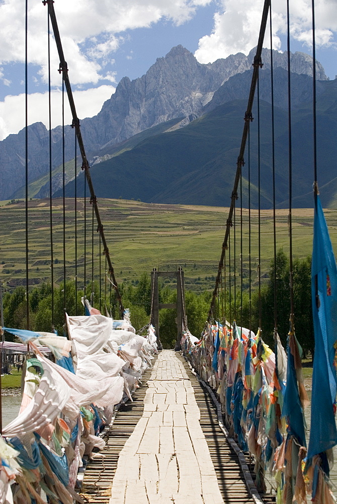 Footbridge over Yalong river, Ganzi (Garze), Sichuan, China, Asia