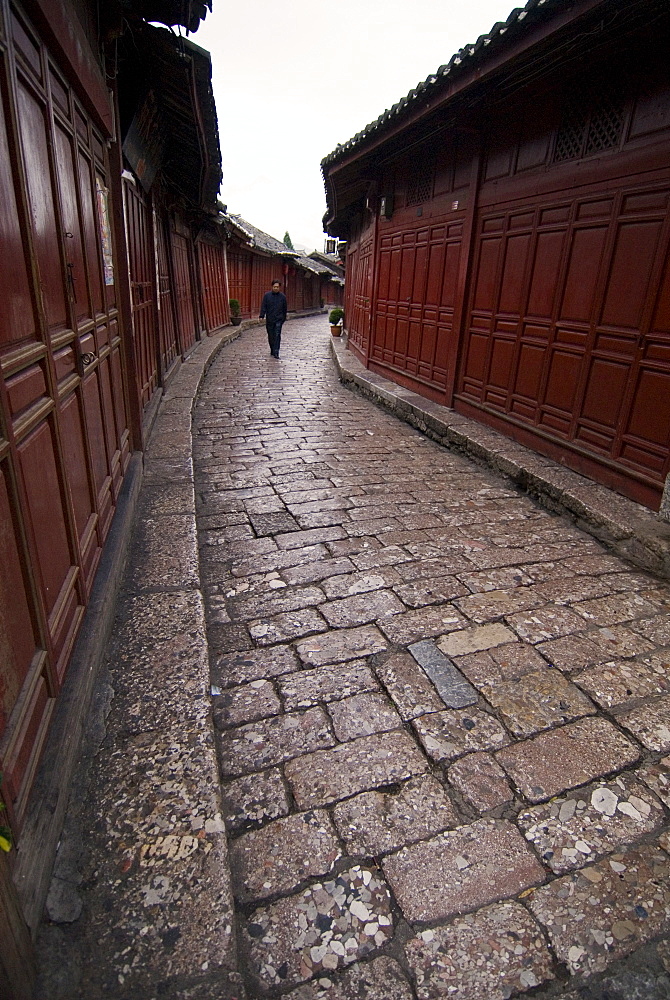 Early morning cobbled street, Lijiang old town, UNESCO World Heritage Site, Yunnan, China, Asia