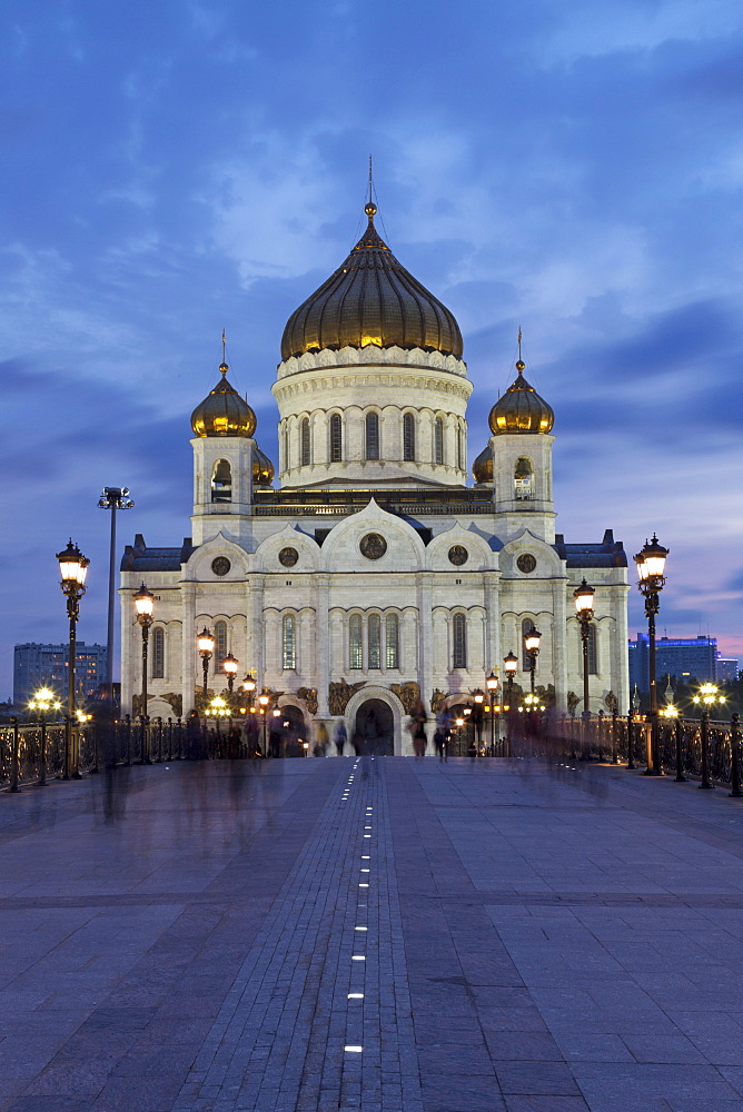 Bridge and Cathedral of Christ the Redeemer at night, Moscow, Russia, Europe