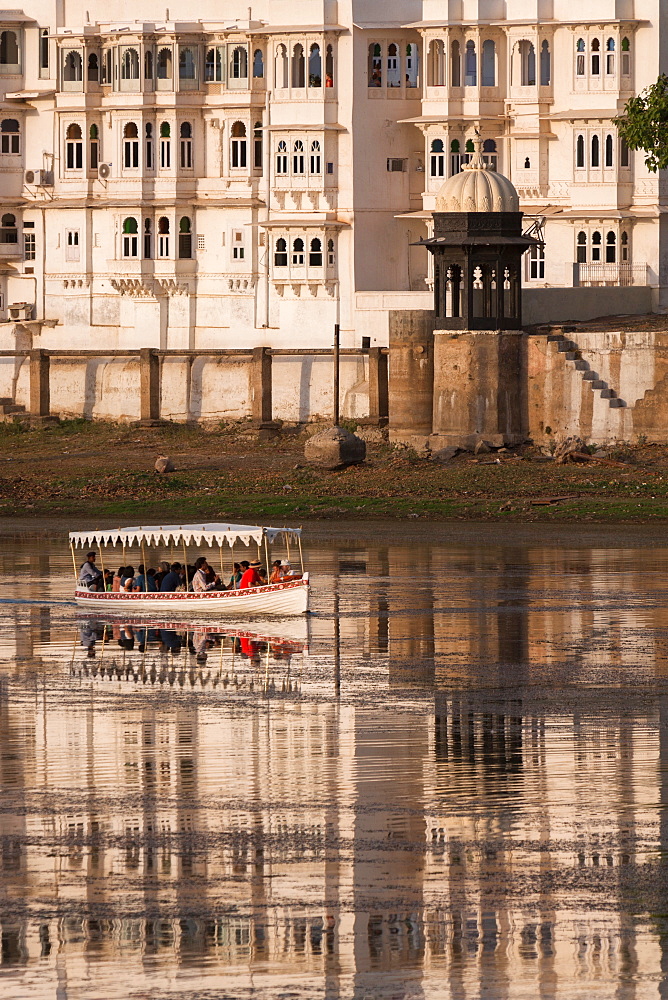 Tourists on a boat on Lake Pichola in Udaipur, Rajasthan, India, Asia