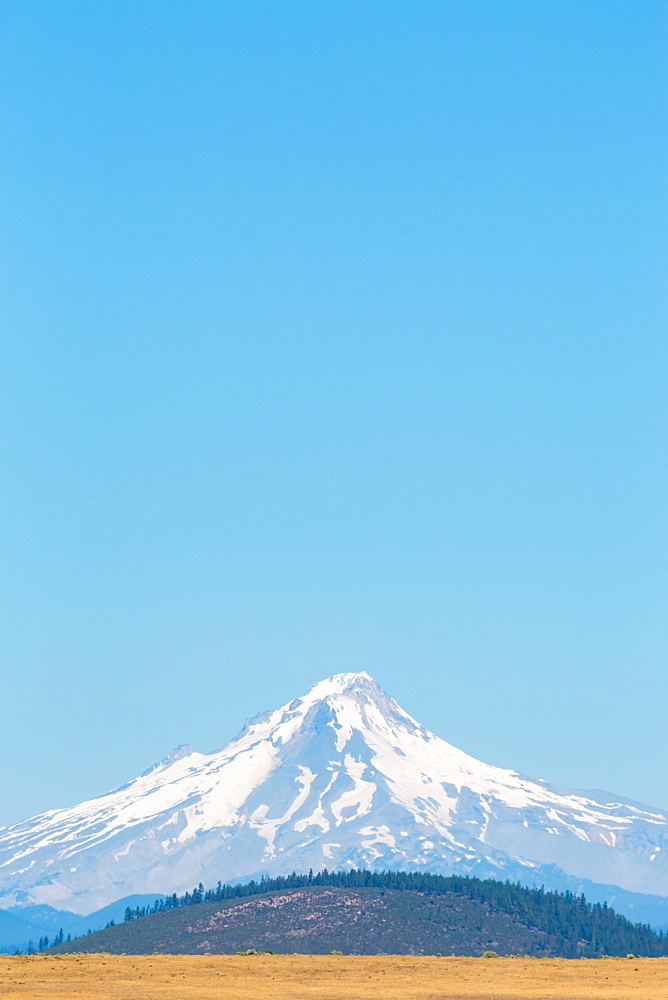 Central Oregon's High Desert with Mount Hood, part of the Cascade Range, Pacific Northwest region, Oregon, United States of America, North America