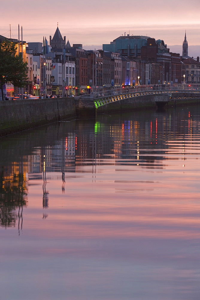 River Liffey at dusk, Ha'penny Bridge, Dublin, Republic of Ireland, Europe