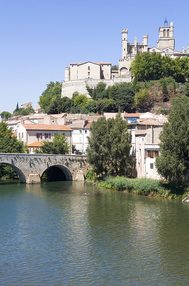 View of Pont Vieux from Pont Neuf, River Orb, Cathedrale St.-Nazaire, Beziers, Herault, Languedoc-Roussillon, France, Europe