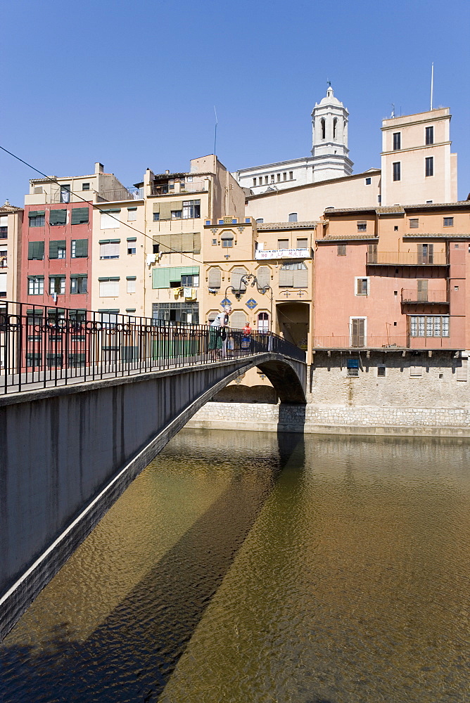 Bridge, Cathedral and brightly painted houses on the bank of the Riu Onyar, old town, Girona, Catalonia, Spain