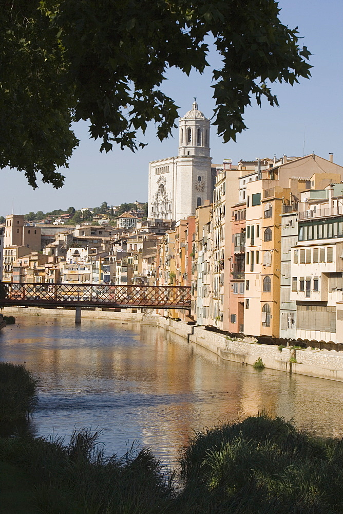 Bridge, Cathedral and brightly painted houses on the bank of the Riu Onyar, Girona, Catalonia, Spain