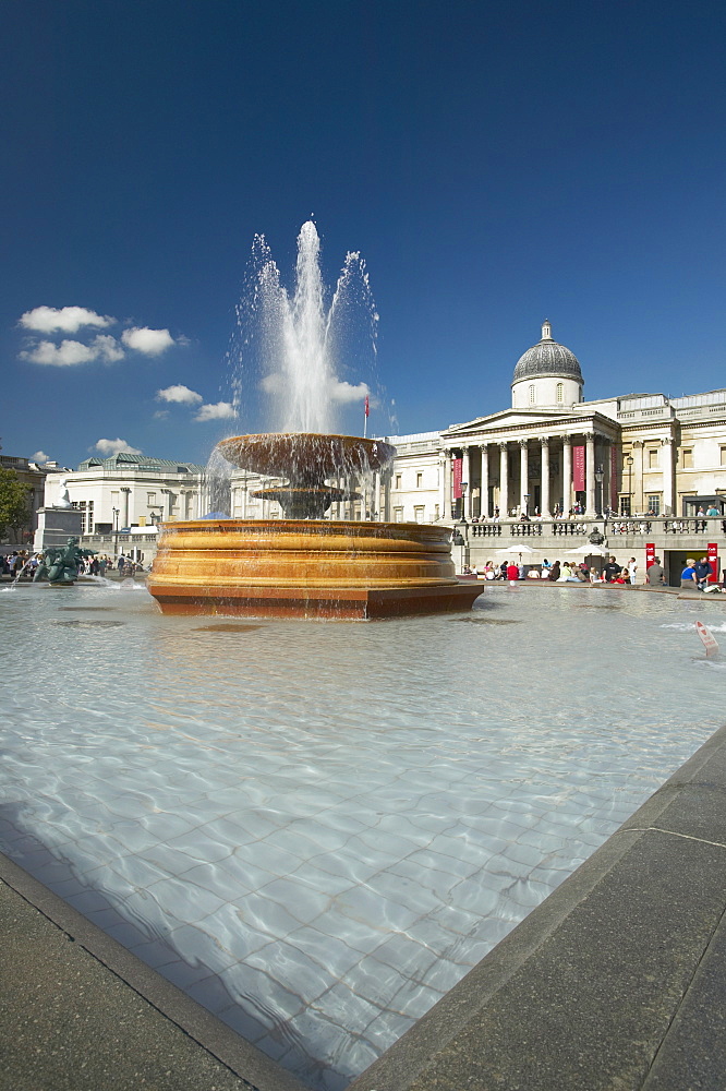 Fountain and the National Gallery, Trafalgar Square, London, England, United Kingdom, Europe