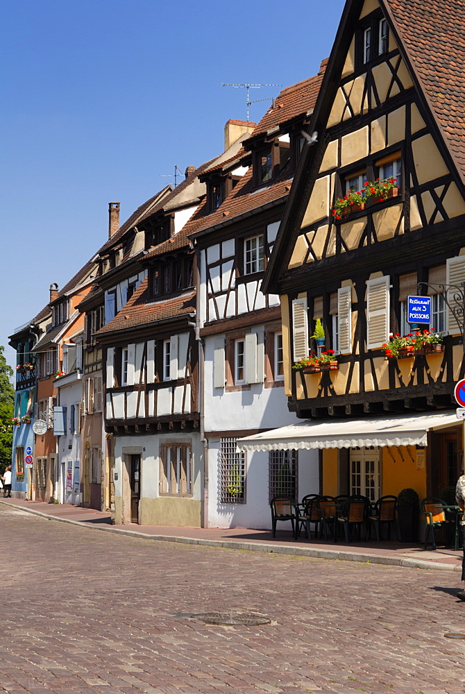 Half timbered buildings along the Quai de la Poissonnerie, Petite Venise (Little Venice), Colmar, Haut Rhin, Alsace, France, Europe