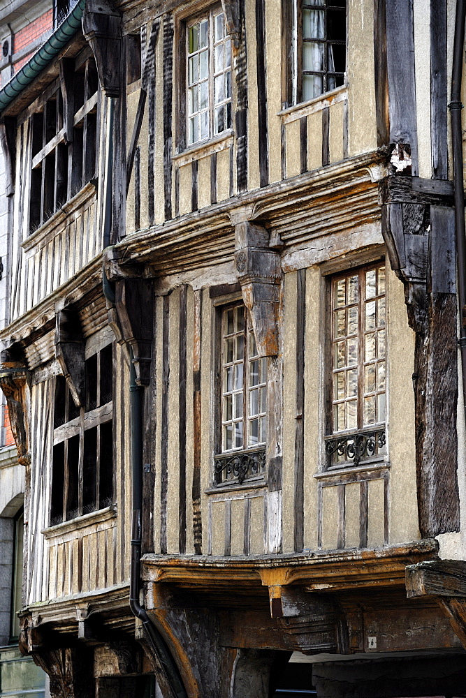 Street of half timbered houses, Dinan, Cotes-d'Armor, Brittany (Bretagne), France, Europe