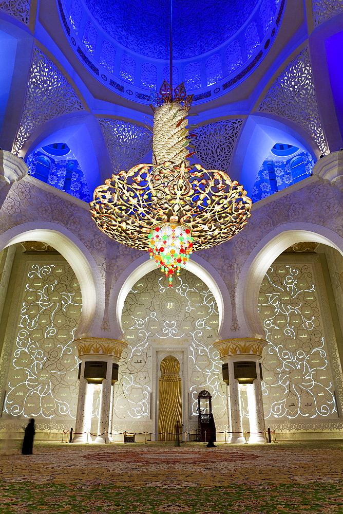 The largest ornate chandelier in the world hanging from the main dome inside the prayer hall of Sheikh Zayed Bin Sultan Al Nahyan Mosque, Abu Dhabi, United Arab Emirates, Middle East