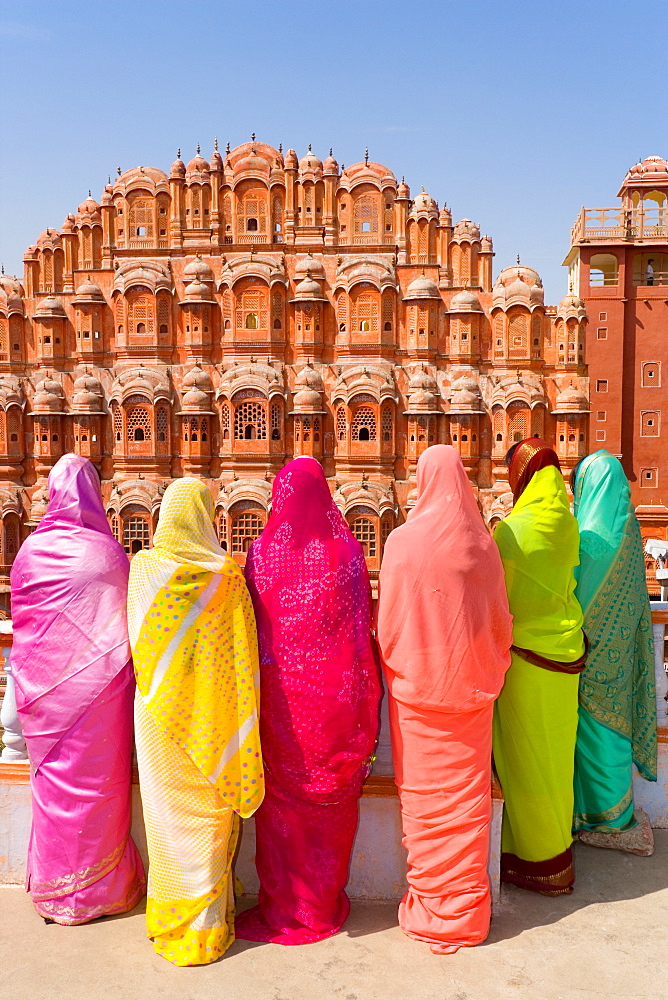 Women in bright saris in front of the Hawa Mahal (Palace of the Winds), built in 1799, Jaipur, Rajasthan, India, Asia