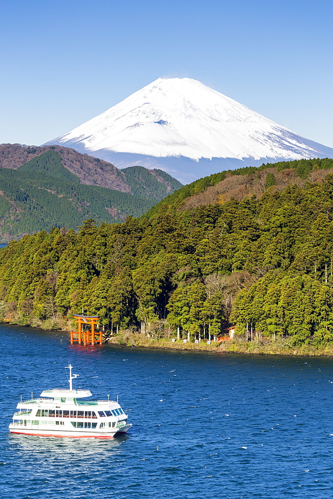 Lake Ashinoko with Mount Fuji behind, Fuji-Hakone-Izu National Park, Hakone, Shizuoka, Honshu, Japan, Asia