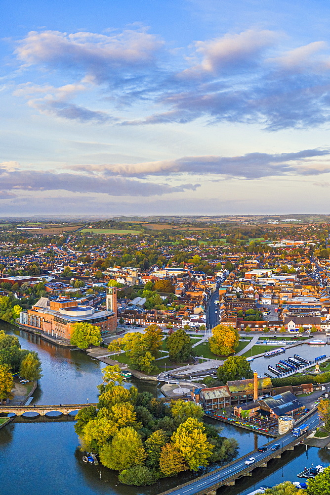 The Royal Shakesphere Theatre and Swan Theatre on the River Avon, Stratford-upon-Avon, Warwickshire, England, United Kingdom, Europe