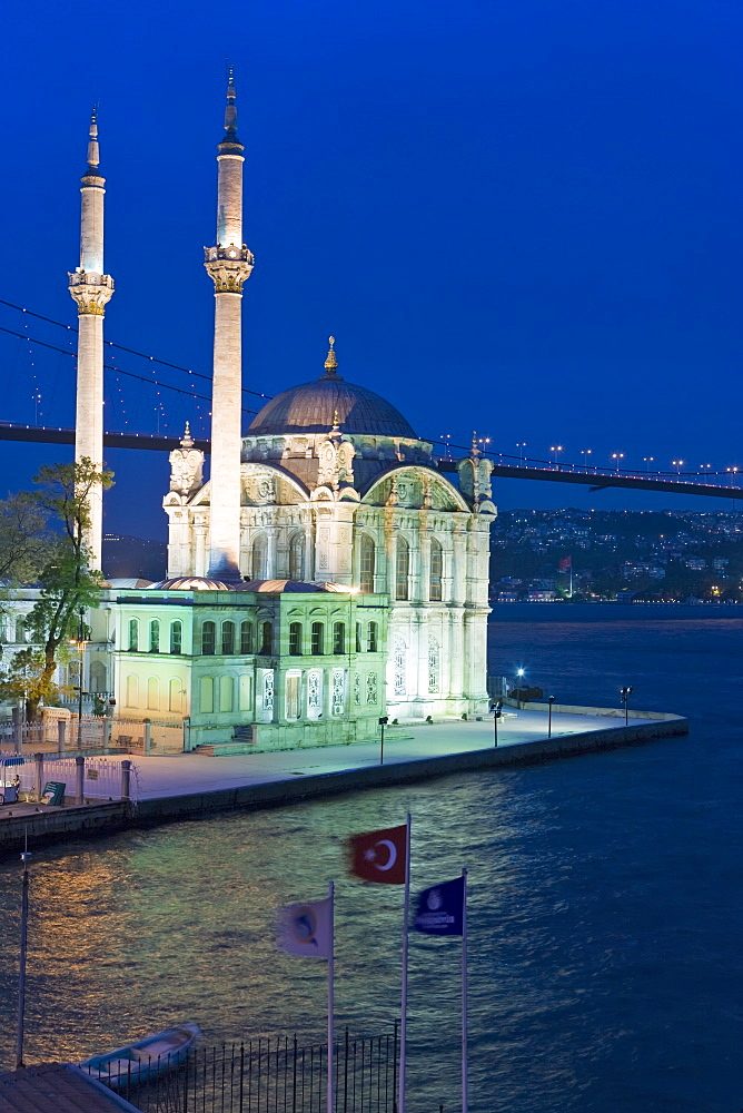 Elevated view over the Bosphorous Bridge and Ortakoy Camii Mosque (Buyuk Mecidiye Camii) in the trendy Ortakoy district, Istanbul, Turkey, Europe