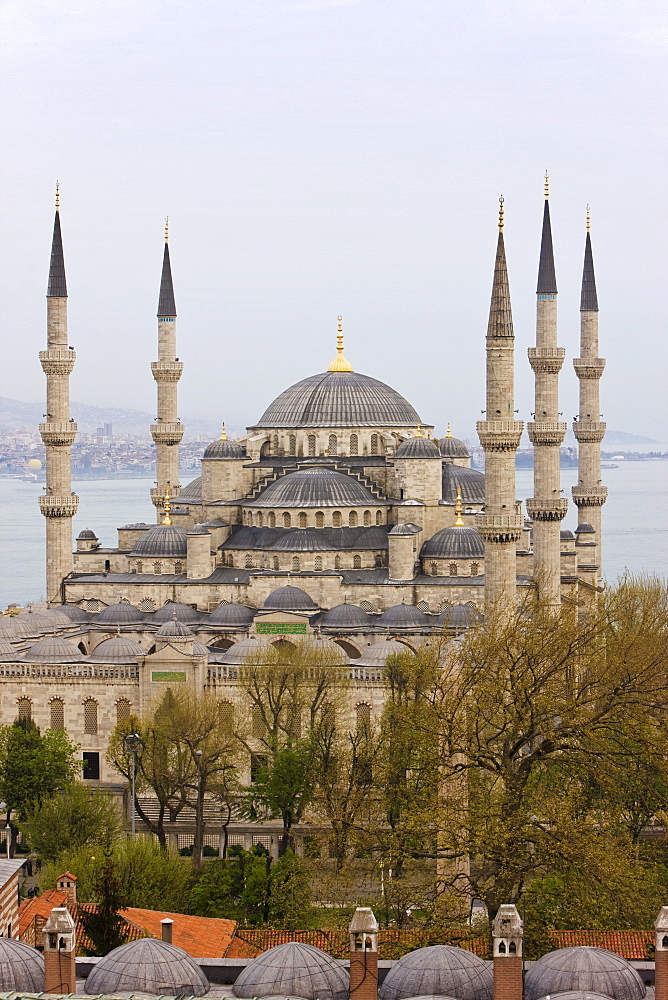 Elevated view of the Blue Mosque (Sultan Ahmet) in Sultanahmet, overlooking the Bosphorus, Istanbul, Turkey, Europe