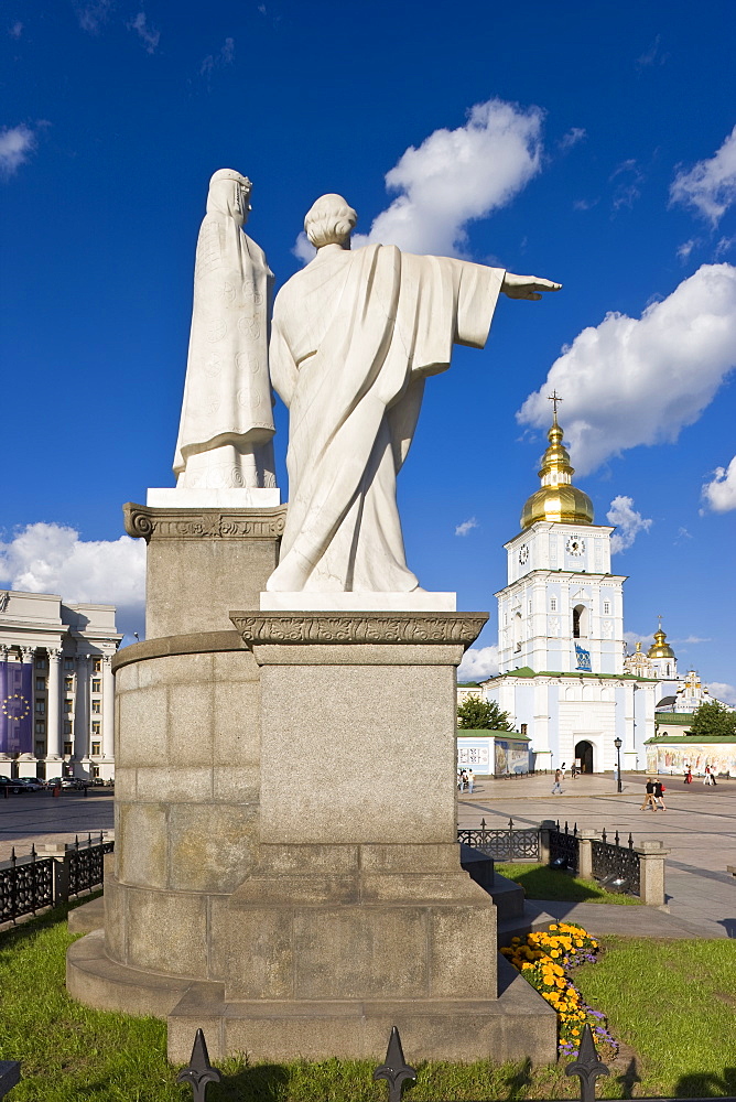 Monument to Princess Olha (Olga) at Mykhaylivska Square in front of St. Michael's Monastery, Kiev, Ukraine, Europe