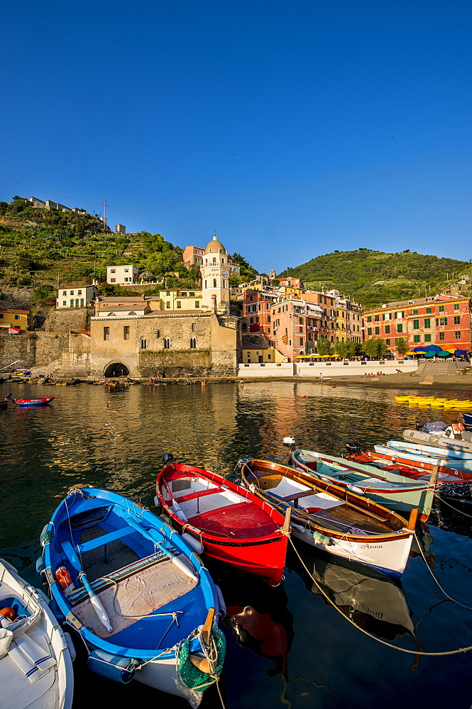 Santa Margheritte de Antiochia church and harbor, Vernazza, Cinque Terre, UNESCO World Heritage Site, Liguria, Italy, Europe