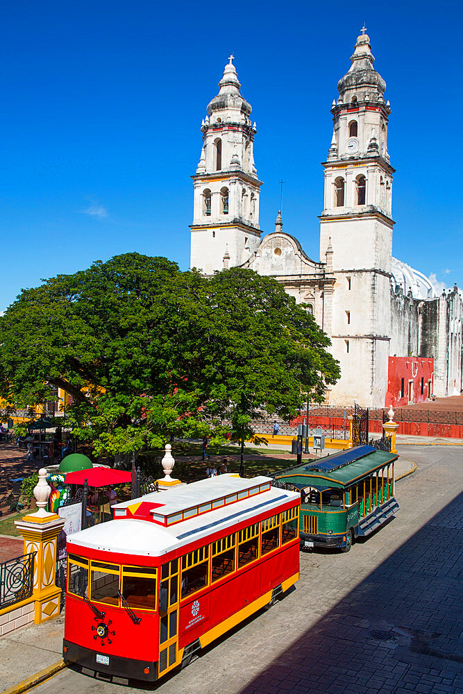 Tourist Buses, Independense Plaza, Cathedral, Old Town, UNESCO World Heritage Site, San Francisco de Campeche, State of Campeche, Mexico, North America