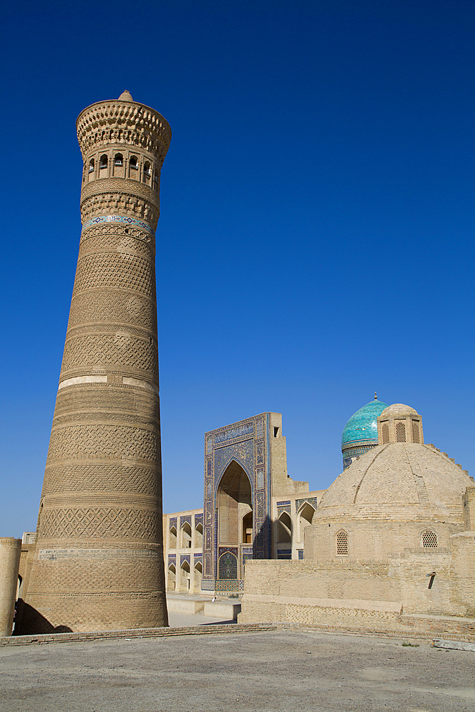 Kalyon Minar (Great Minaret), Mir-I Arab Madrasah (background), Poi Kalyon Square, Buhkara, Uzbekistan