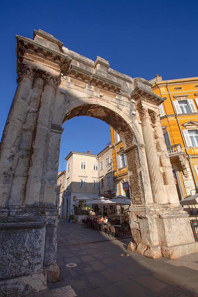 Arch of Sergii (Golden Gate), built 27 BC, Portarata Square, Old Town, Pula, Croatia, Europe