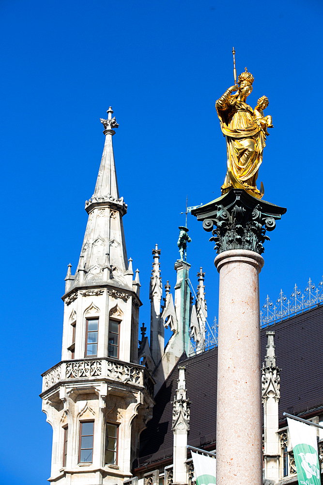 Statue of the Virgin Mary, Marienplatz (Plaza) (Square), Old Town, Munich, Bavaria, Germany, Europe