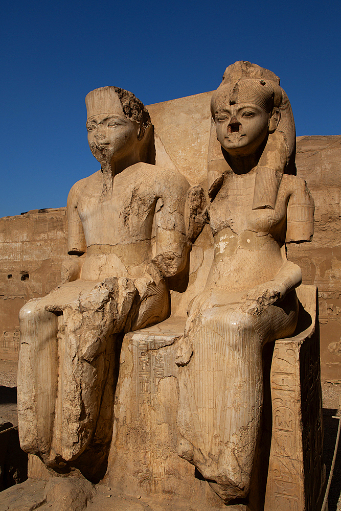 Statue of Pharaoh Tutankhamen and His Wife Ankhsenamunat, Luxor Temple, UNESCO World Heritage Site, Luxor, Egypt, North Africa, Africa