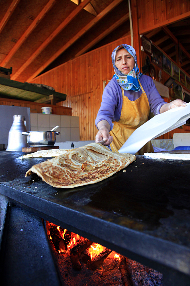 A local woman making Gozleme, a traditional Anatolian dish, at a street stall near Geikbayiri, Anatolia, Turkey, Asia Minor, Eurasia